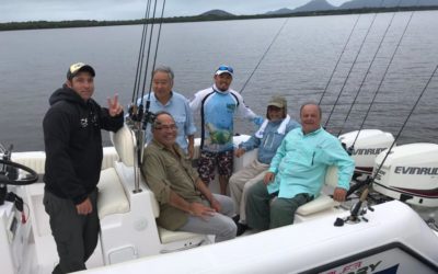 Grandes amigos realizando uma linda pescaria